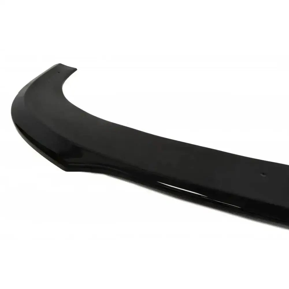 Frontleppe Audi Rs6 C6 i sort blank finish, buet form sett skrått mot hvit bakgrunn.