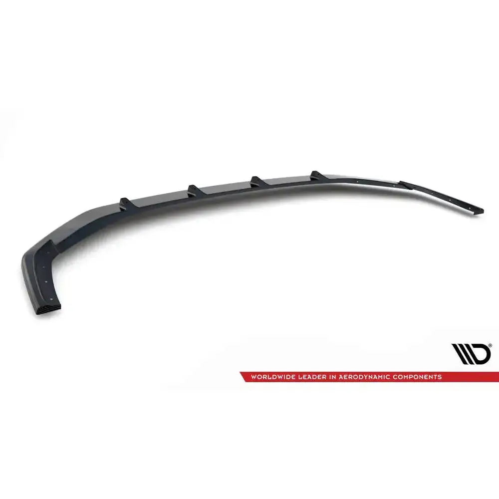 Front splitter Audi RS6 C8 karbon, buet del med opphøyde seksjoner sett fra skrå vinkel.