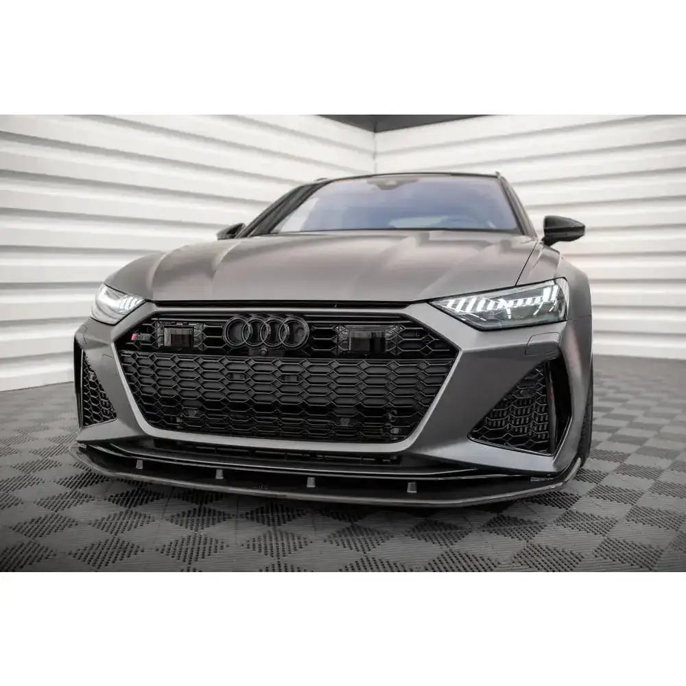 Frontspoiler Audi RS6 C8 i karbon sett forfra med sort grill og LED-frontlykter.