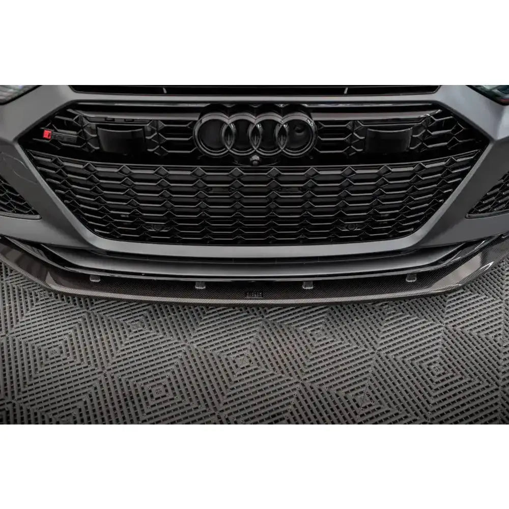 Front lip Audi RS6 C8 karbon splitter med synlig karbonmønster under svart grill og Audi-emblem.