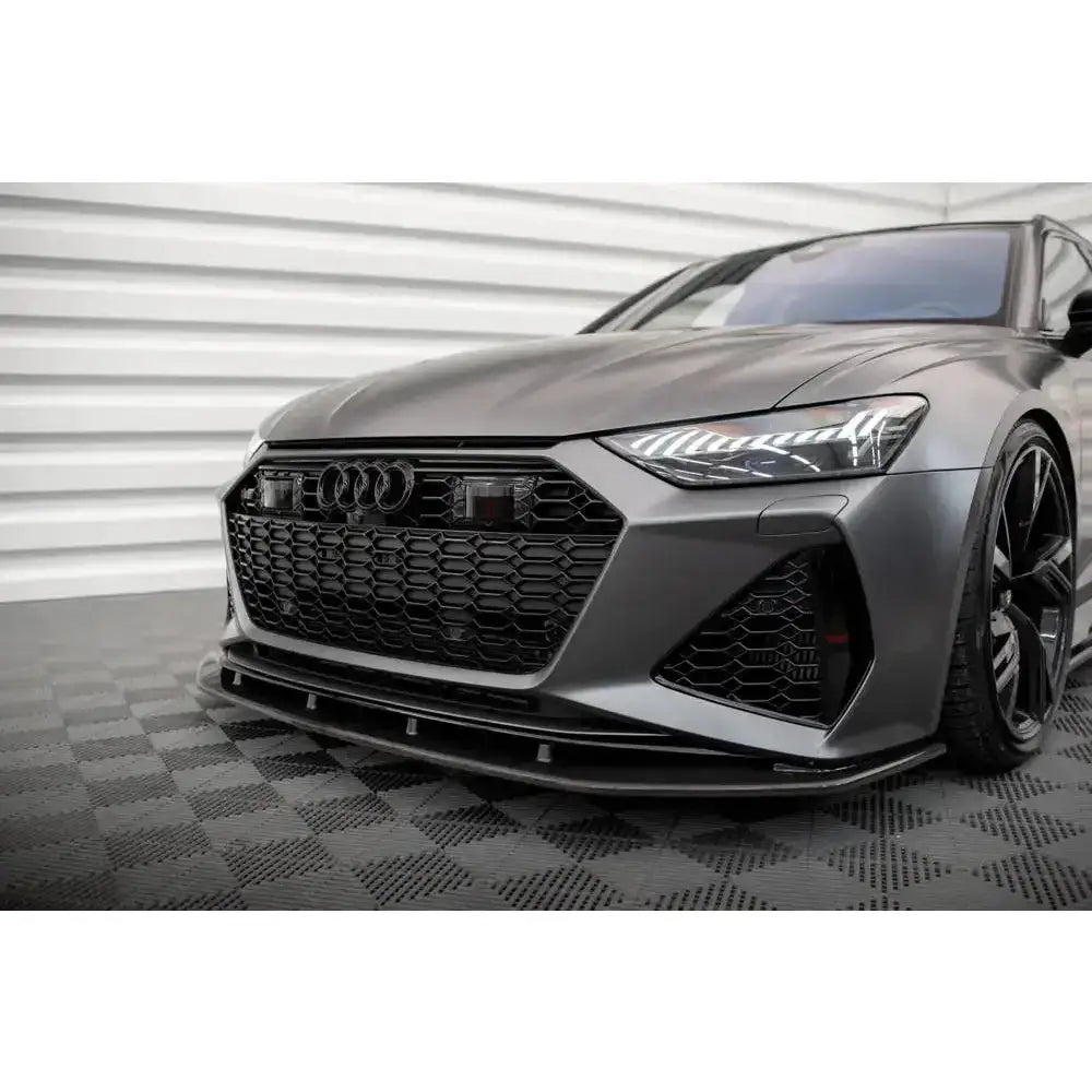 Front splitter på Audi RS6 C8 med karbonfinish, markerte sorte luftinntak og LED-frontlys.