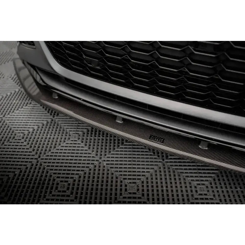 Frontsplitter Audi RS6 C8 karbon nærbilde med sekskantet grill sett skrått ovenfra på garasjegulv.