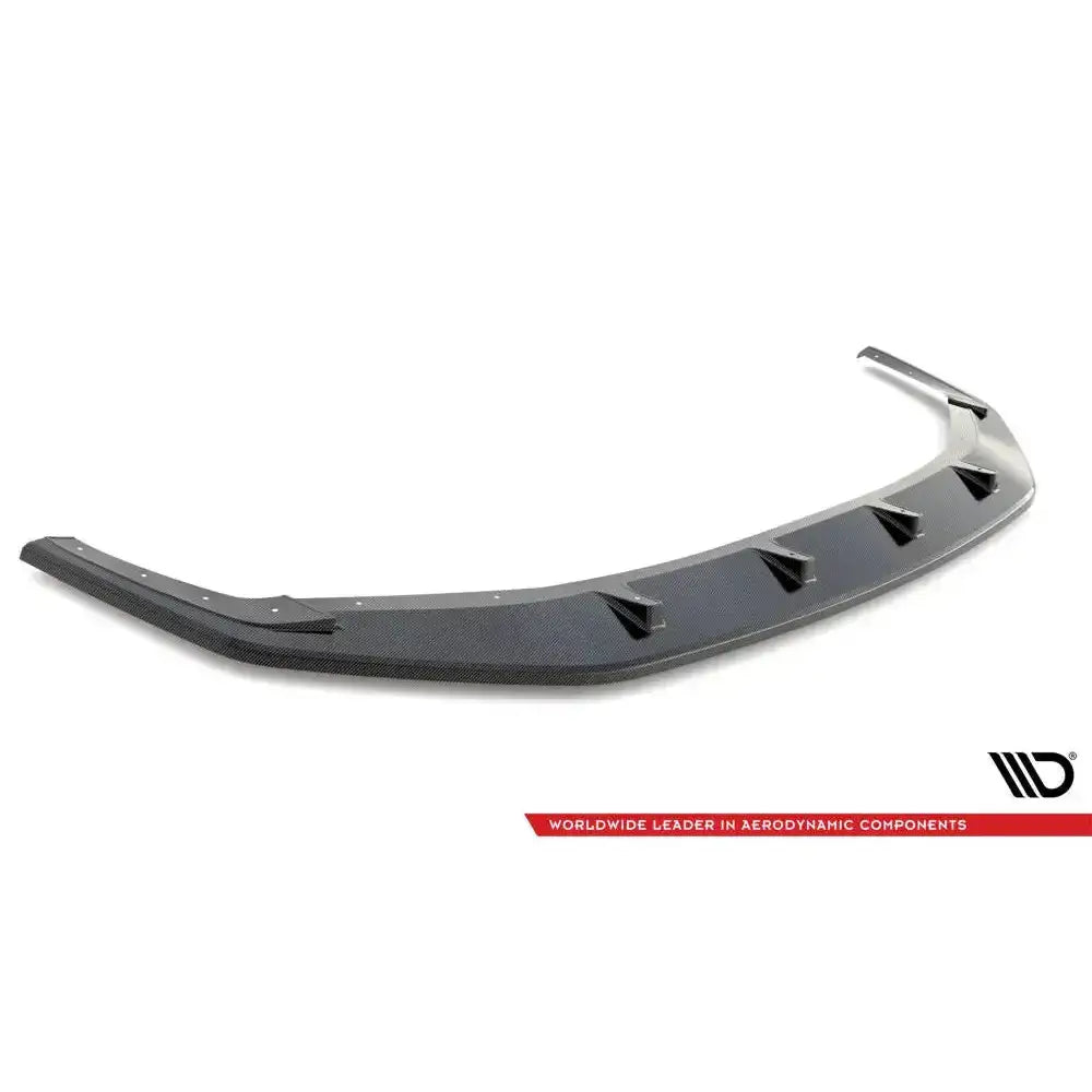 Front lip Audi RS6 C8 karbon frontsplitter med seks luftekanaler, teksturert overflate, sett skrått ovenfra.