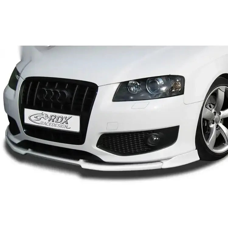 Frontleppe Audi S3 8P 06-08 montert på hvit bil, sett fra siden med sorte detaljer og sølvfelger.