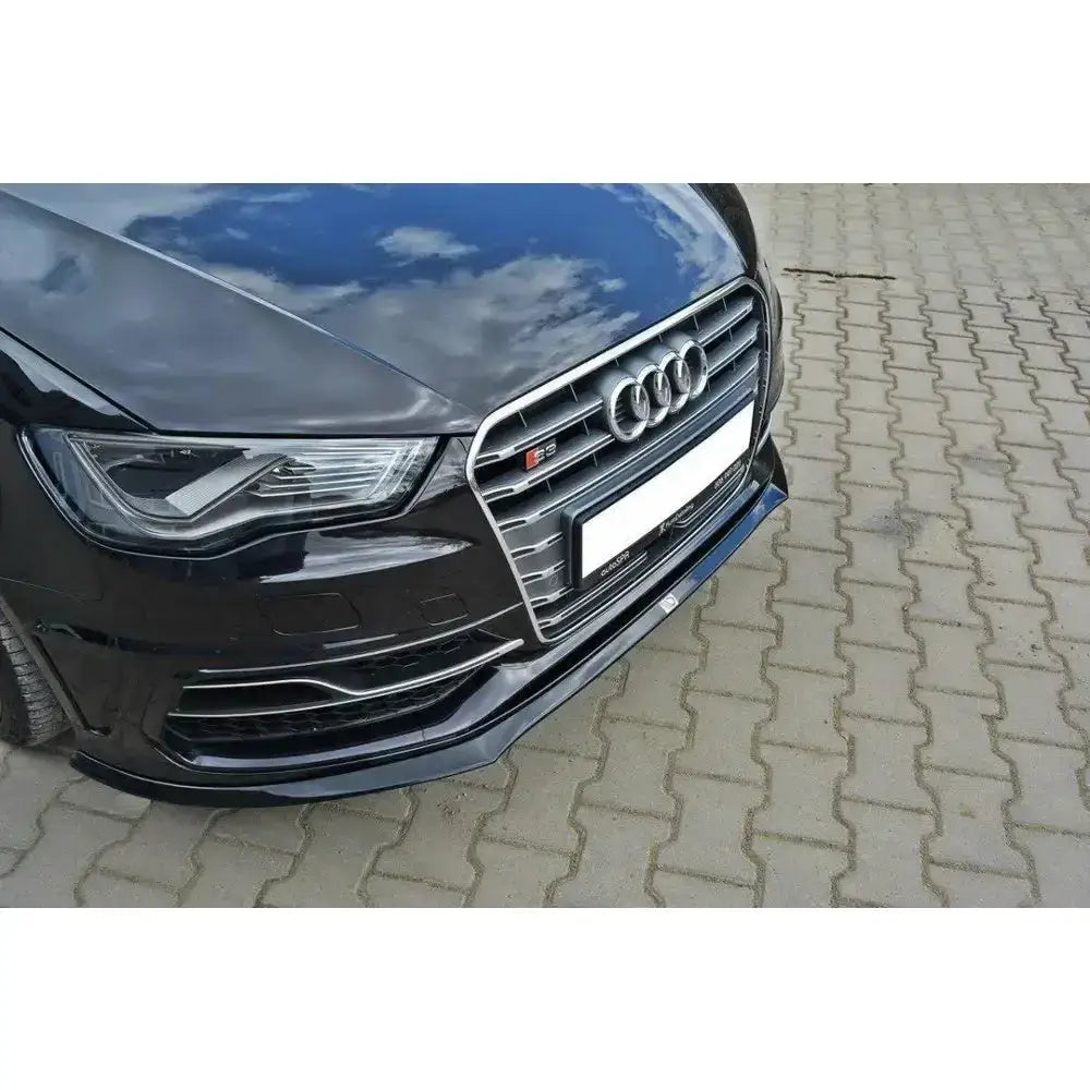 Frontsplitter på Audi S3 S-Line 8V, sort plast med sølvgrill og S3-emblem, parkert på heller.