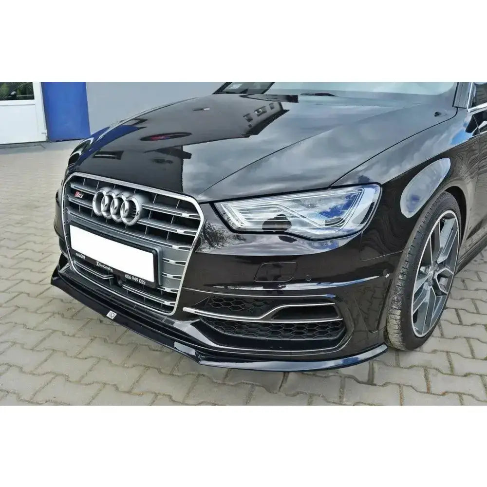 Front lip Audi S3 A3 S-Line 8V i blank sort med sølvdetaljer foran grill og luftinntak.