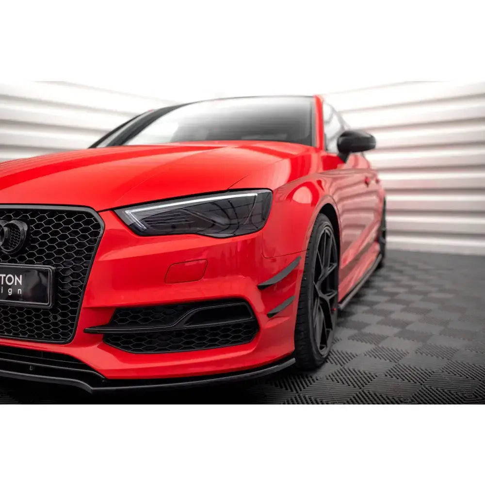 Frontspoiler Audi S3 / A3 S-Line 8V med svarte detaljer, sett fra venstre front-hjørne på rød bil.