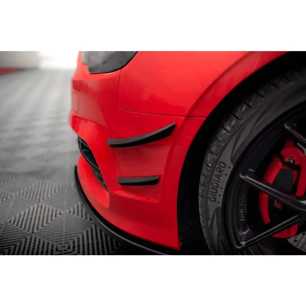 Frontsplitter Audi S3 S-Line 8V nærbilde av venstre forhjørne med svarte detaljer og synlig felg.