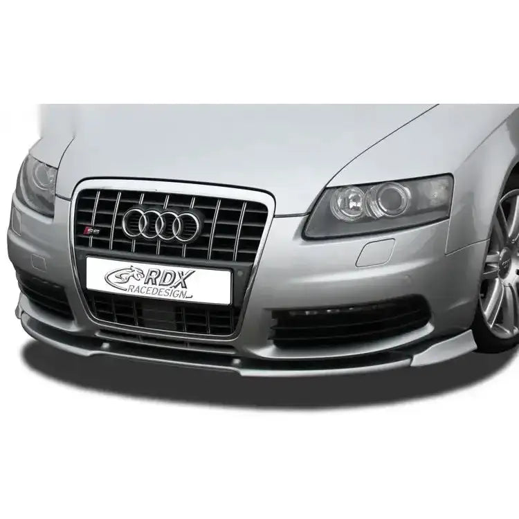 Frontleppe Audi S6 4F 04-11 Vario X montert på sølvfarget bil med svart grill og sporty frontspoiler.