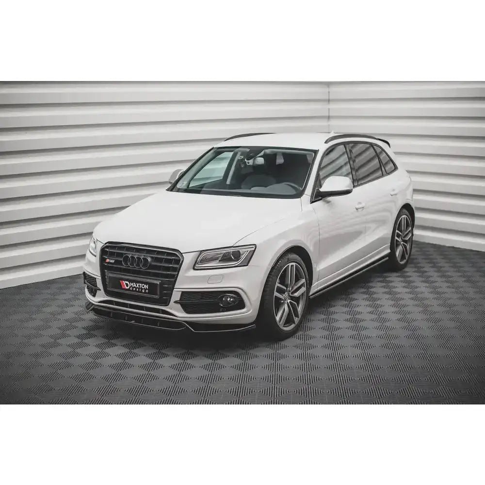 Front lip på Audi SQ5 Mk1 SUV med svarte detaljer og mørke felger, sett fra høyre forhjørne.