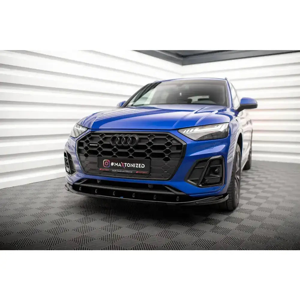 Front lip på Audi SQ5/Q5 S-Line Facelift vist fra lavt hjørneperspektiv i lyst rom.