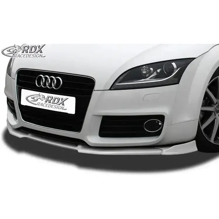 Front lip Audi TT 10-14 8J Facelift Vario X montert på hvit bil med sort grill, sett fra lav vinkel.