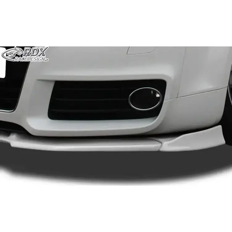 Front splitter Audi TT 10-14 8J Facelift Vario X montert på hvit bil, sett skrått forfra.