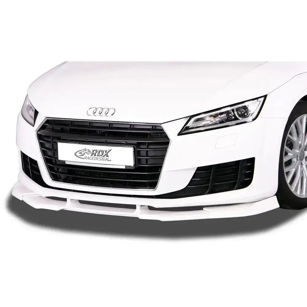 Frontleppe Audi TT FV/8S montert på hvit bil med sort grill og hvit spoiler, sett rett forfra.