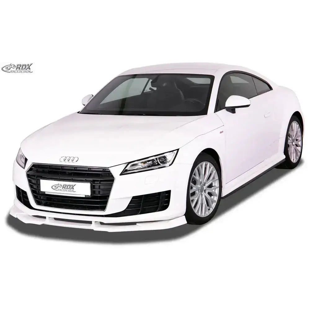 Frontspoiler på hvit Audi TT FV/8S med sorte detaljer, sett skrått forfra mot hvit studiobakgrunn.