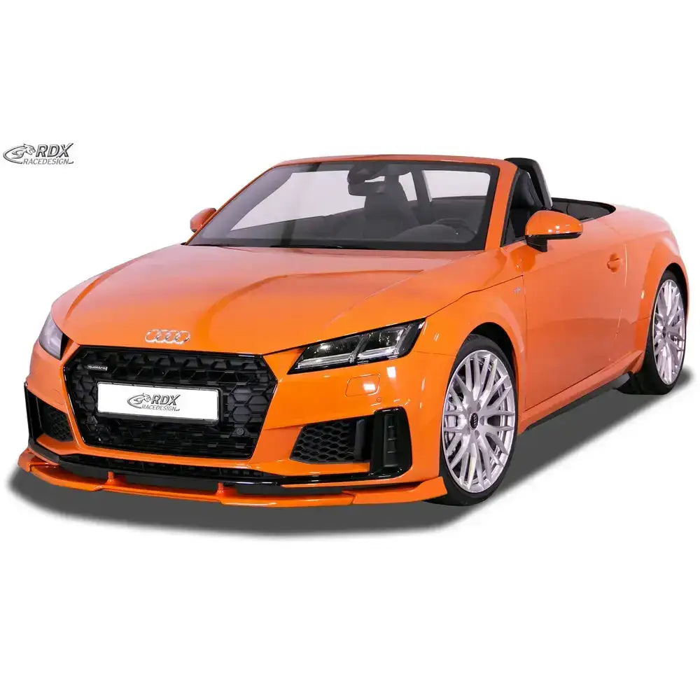 Frontspoiler på oransje Audi TT FV/8S S-Line cabriolet med svarte detaljer og store sølvfelger.