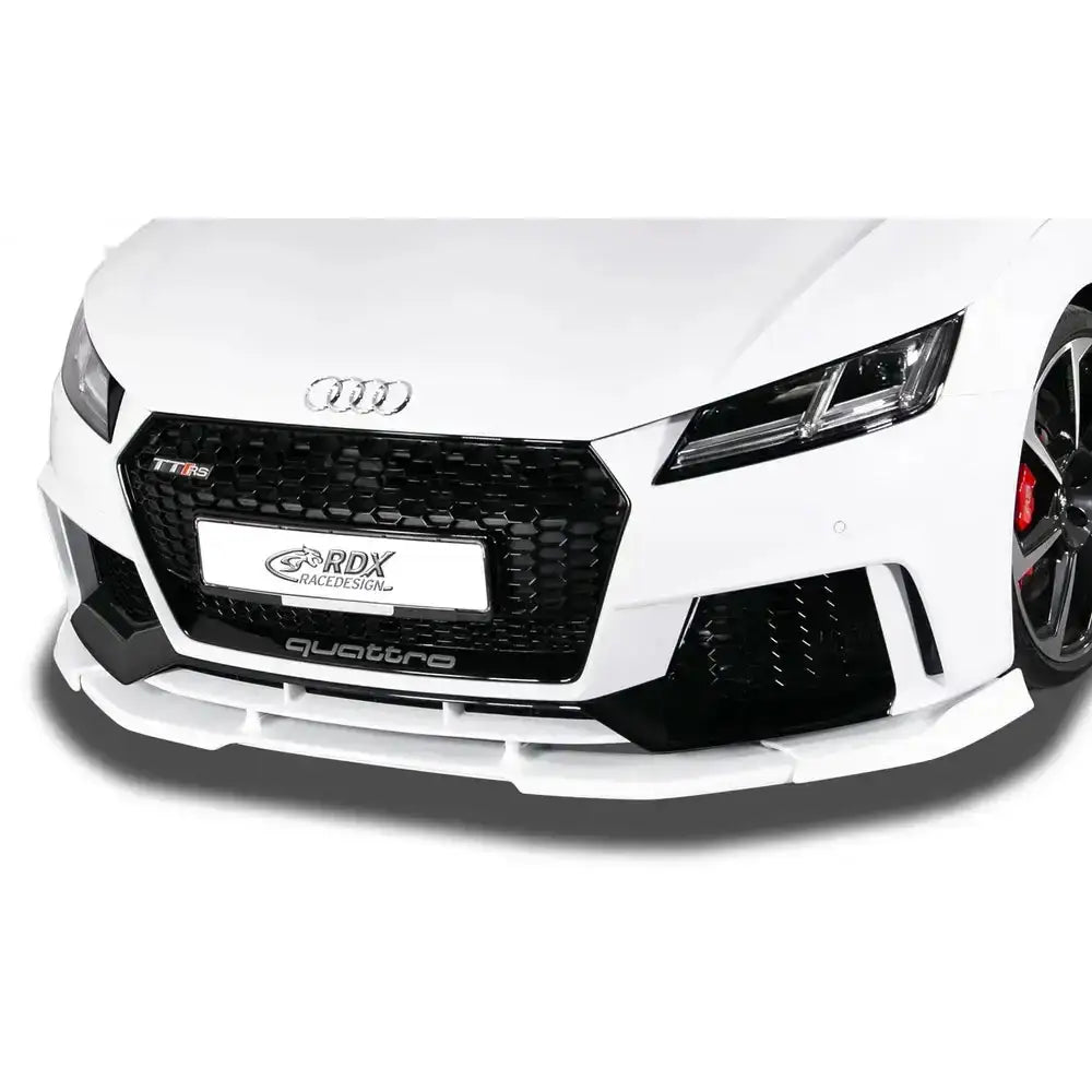 Frontleppe Audi TT RS 15-19 Vario X montert under hvit støtfanger med sort grill og logo.