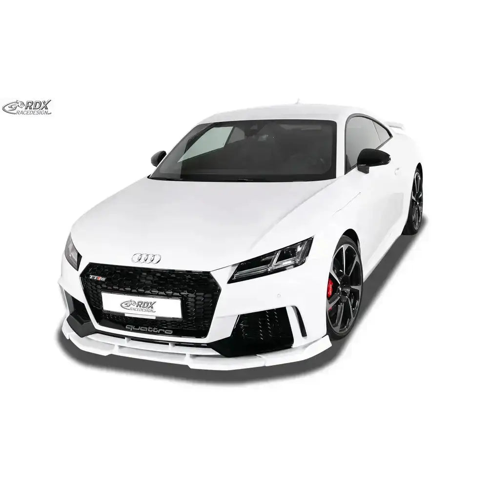 Frontspoiler Audi TT RS 15-19 Vario X montert på hvit sportsbil med røde bremsekalipere.