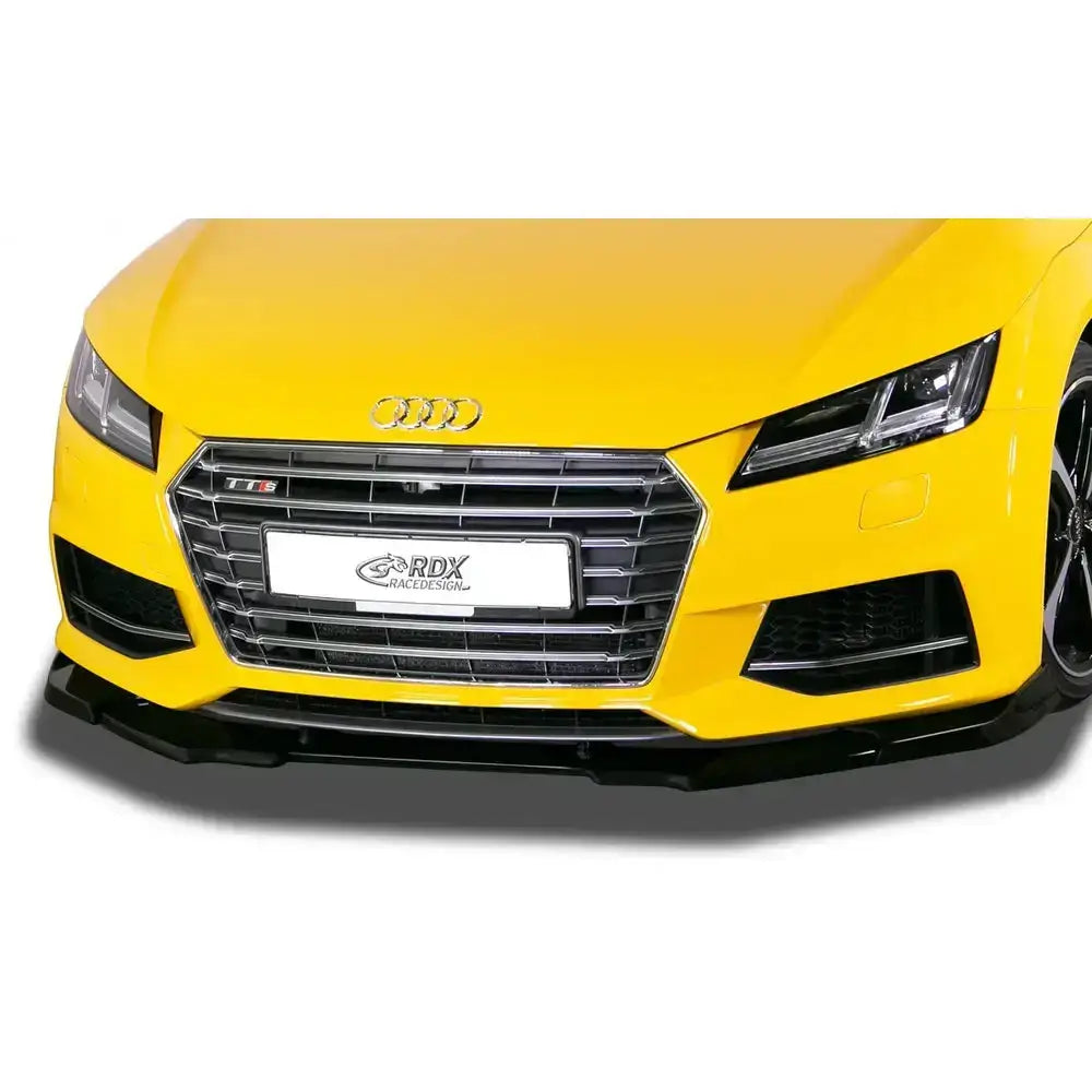 Frontleppe Audi TTS FV/8S montert på gul bil med krom grill og sportsemblem, sett rett forfra.