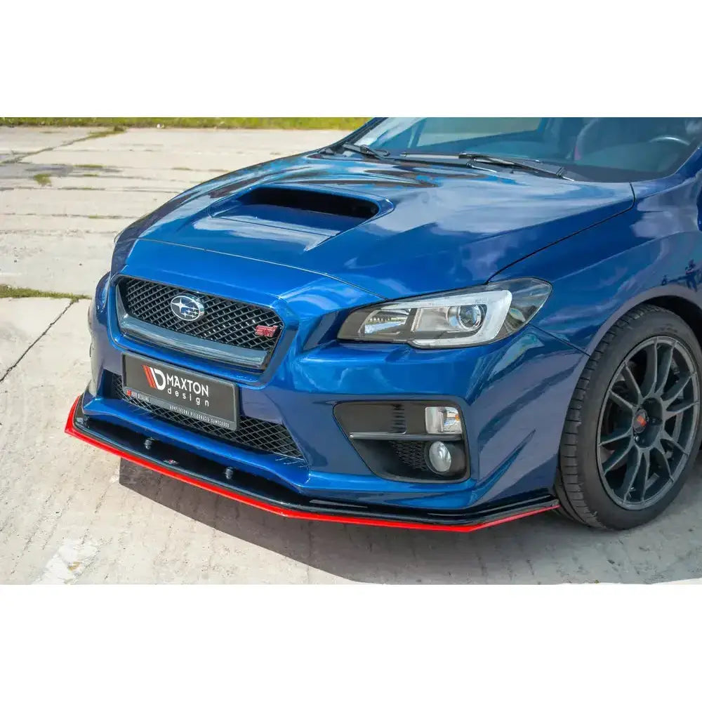 Frontsplitter på Subaru Wrx Sti med svart og rød frontleppe, sett skrått forfra med synlig grill og hjul.