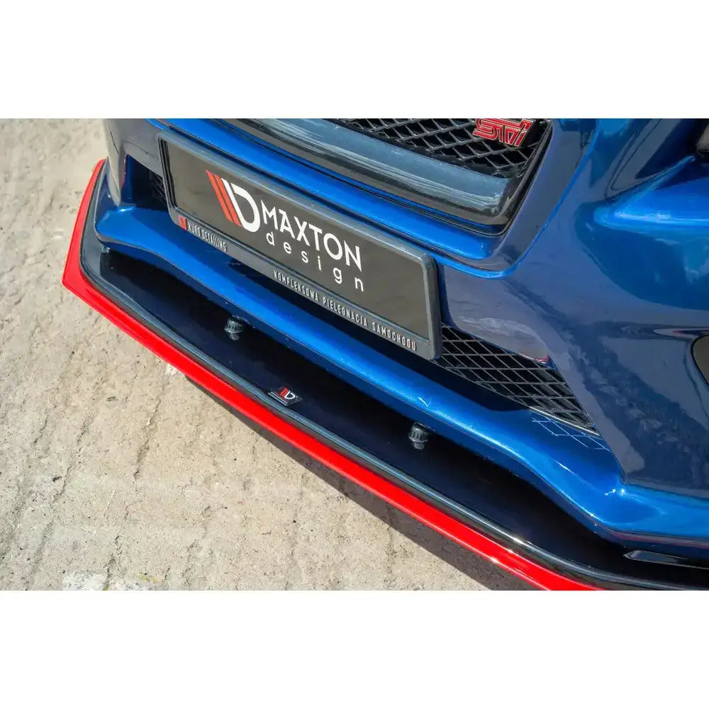 Front splitter på Subaru Wrx Sti V.2 i svart og rød plast, montert på blå bil, sett skrått ovenfra.