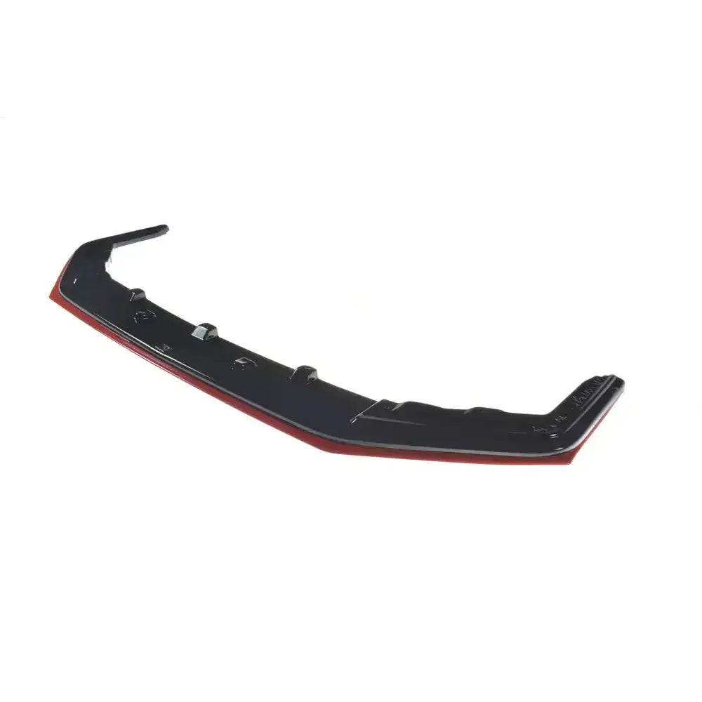 Frontspoiler Black+Red V.2 til Subaru Wrx Sti med rød kant, sett skrått mot hvit bakgrunn.