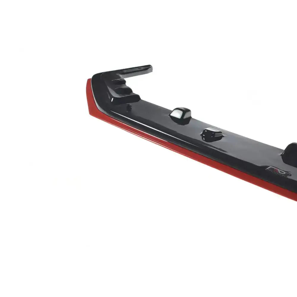 Frontsplitter Black+Red V.2 til Subaru Wrx Sti med synlige festepunkter og aerodynamiske detaljer.