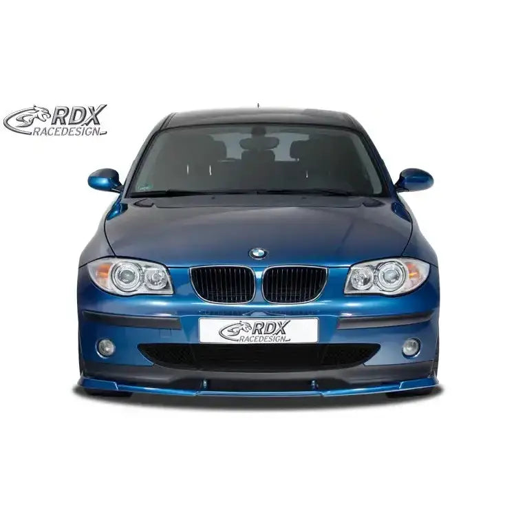 Frontspoiler til BMW 1 E81/E87 04-07 montert på blå bil, sett forfra med sort spoiler og RDX-logo.