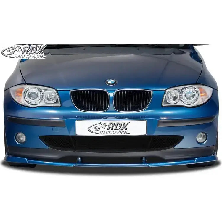 Frontsplitter på blå BMW 1 E81/E87 04-07 med svart frontleppe og RDX Racedesign skilt.