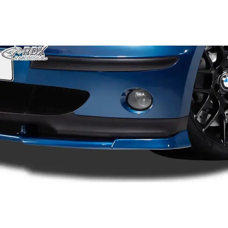 Front lip på BMW 1 E81/E87 frontfanger med svart spoiler, tåkelys og sort aluminiumsfelg.
