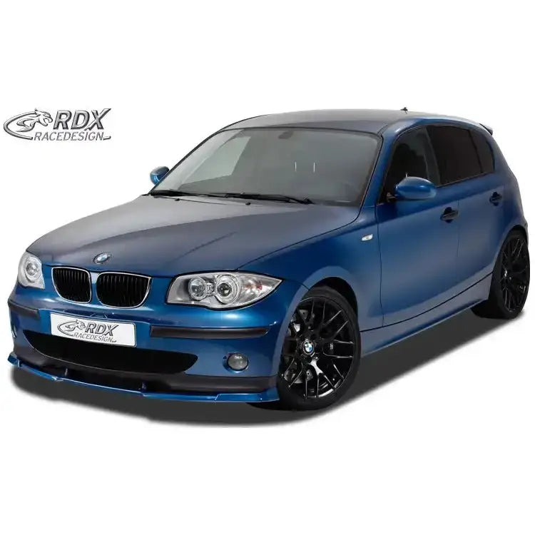 Front splitter på BMW 1 E81/E87 hatchback med svarte felger og spoiler, sett skrått forfra.