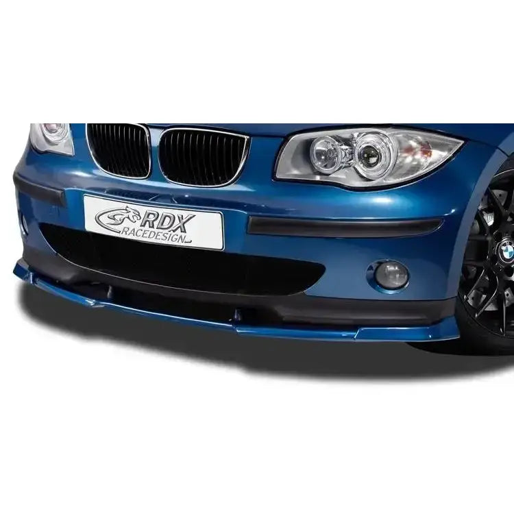 Frontleppe BMW 1 E81/E87 i sort plast montert på blå bil, vist fra skrå vinkel foran.