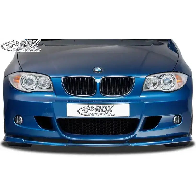 Frontsplitter til BMW 1 E81/E87 M-Tech, blå bil foran med sportslig fanger og markerte luftinntak.