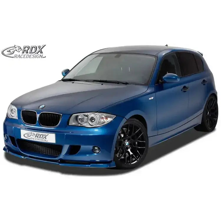 Front splitter på blå BMW 1 E81/E87 M-Tech med svarte felger og sportslig frontspoiler.