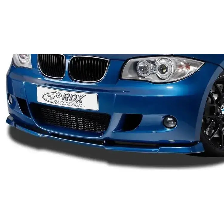 Frontleppe BMW 1 E81/E87 M-Tech montert på blå bil med sort sportsdesign og delvis synlig skilt.