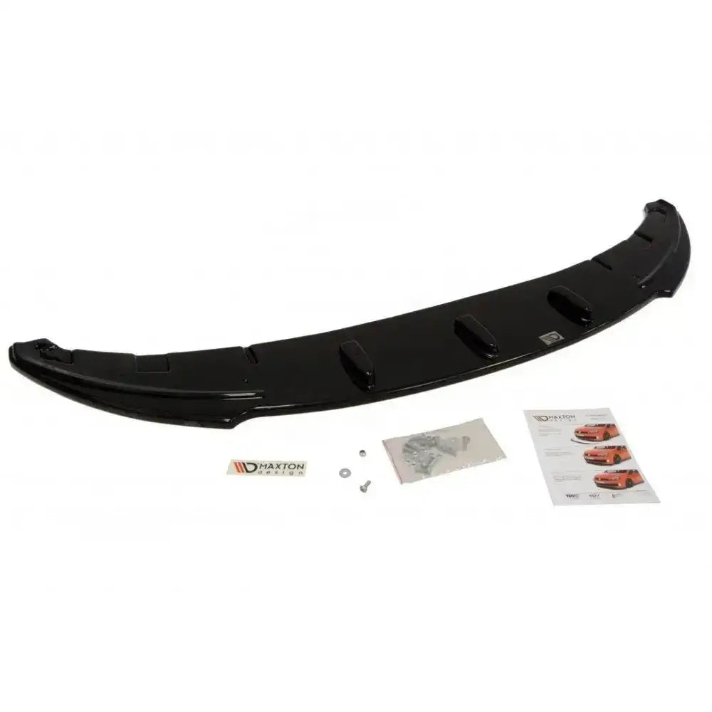 Frontspoiler til BMW 1 E81/E87, svart plast med monteringsutstyr og instruksjonsark på hvit bakgrunn.