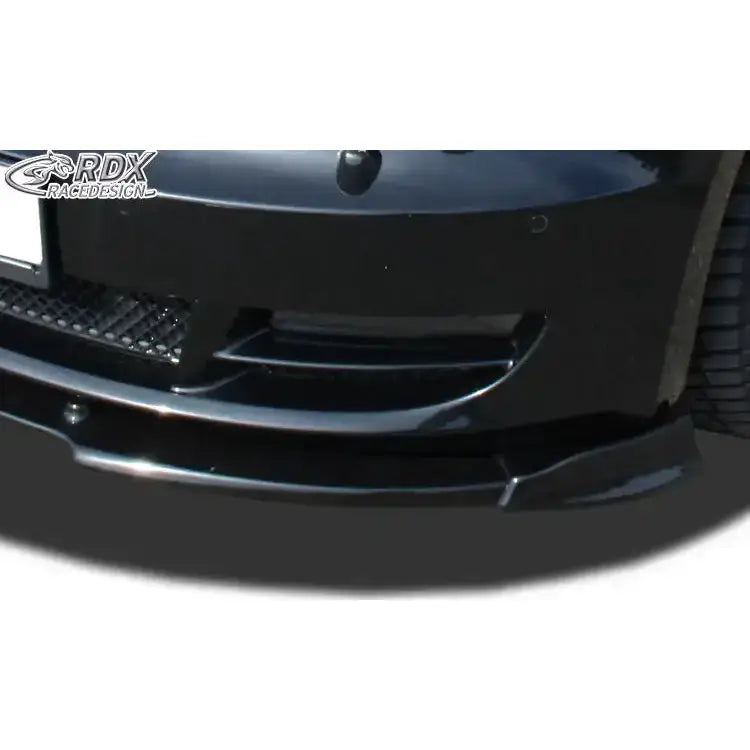 Frontsplitter til BMW 1 E82/E88, sort plastspoiler med glans og markert kant på frontfanger.