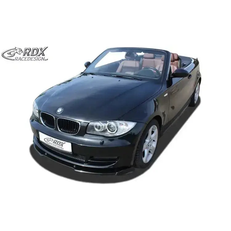 Front lip på svart BMW 1 E82 cabriolet med åpnet tak, brune seter og RDX RaceDesign-logo.