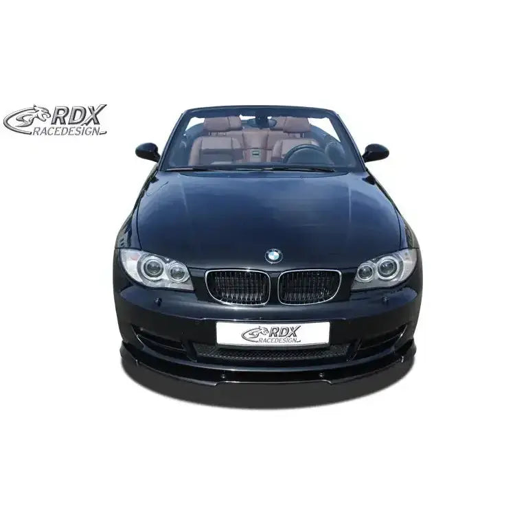 Front splitter på svart BMW 1 E82 cabriolet sett forfra med brune skinnseter og RDX-logo.