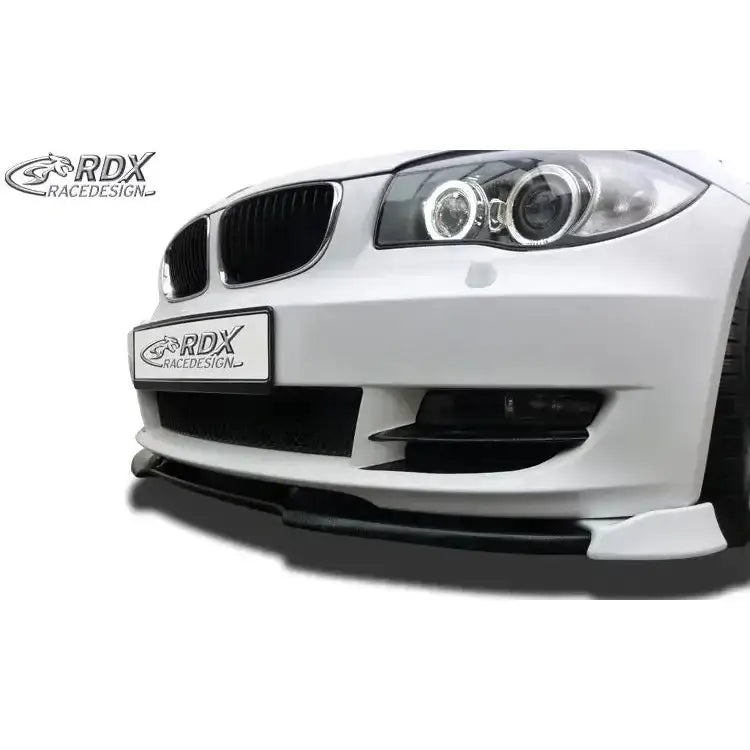 Frontleppe til BMW 1 E82/E88 07-11 i svart plast montert under støtfanger på hvit bil.