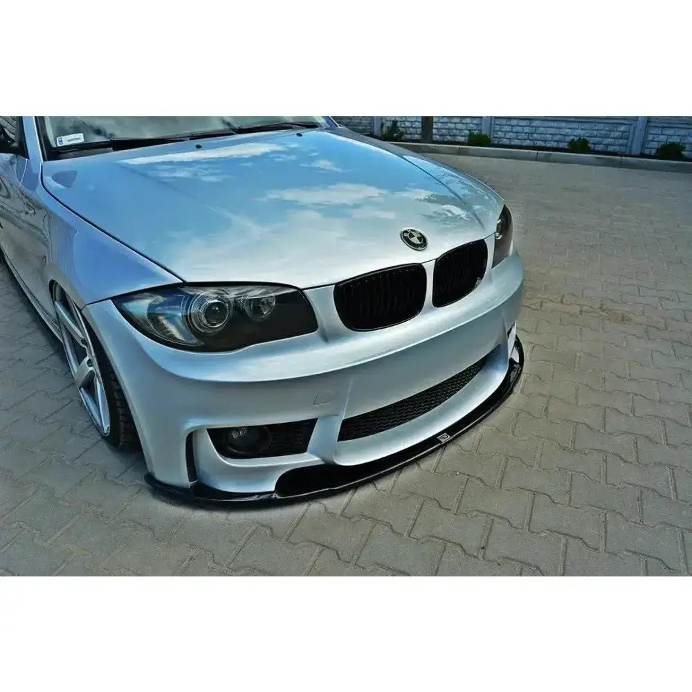 Frontspoiler på Bmw 1 E87 M-Design, sort detalj under støtfanger på sølvfarget bil sett forfra.