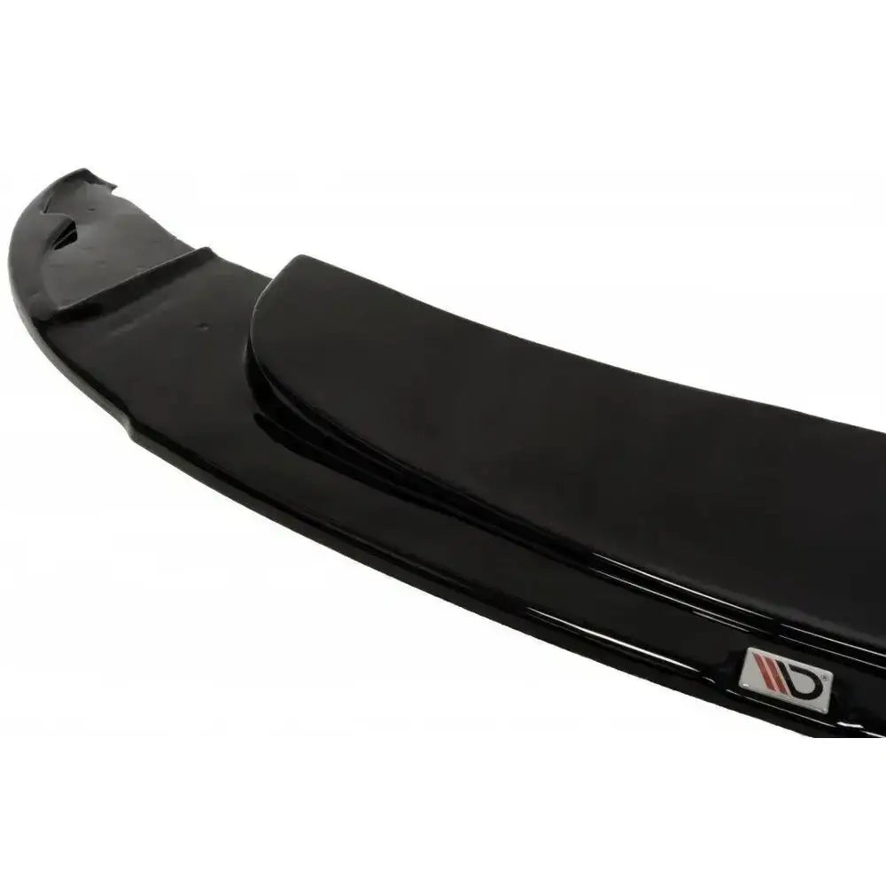 Front splitter til Bmw 1 E87 M-Design i sort, glanset plast sett fra skrå side med logoetikett.