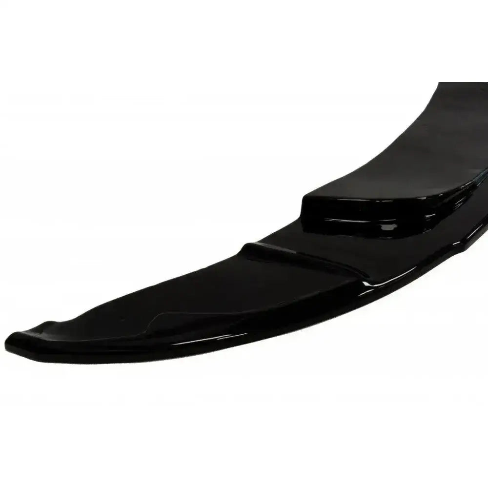Frontleppe til BMW 1 E87 M-Design i sort blank plast sett fra siden med buet form og detaljer.