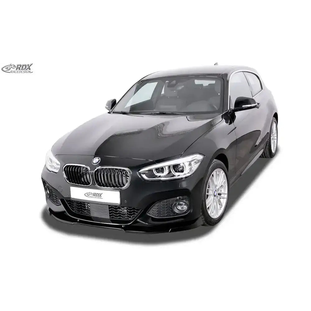 Frontspoiler til BMW 1 F20/F21 15-18 M-Sport M140 sett forfra med kromdetaljer og aluminiumsfelger.