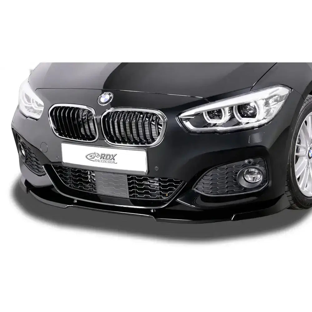 Frontleppe BMW 1 F20/F21 M-Sport M140 montert på sort bil, nærbilde av blank spoiler foran.