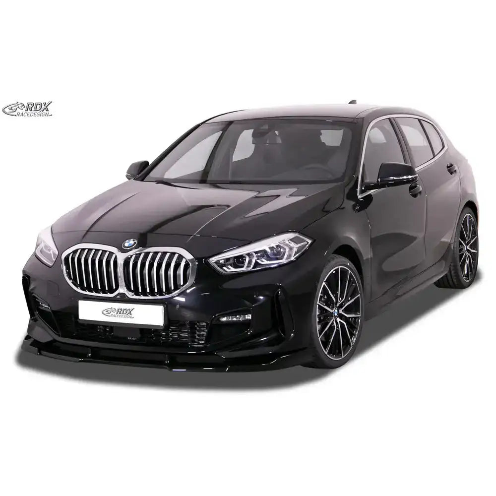 Frontspoiler BMW 1 F40 1- M-Sport på svart bil med kromgrill og aluminiumsfelger på hvitt bakteppe.
