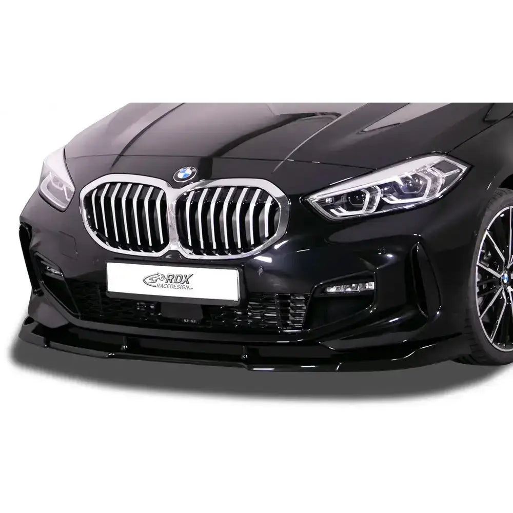 Frontleppe BMW 1 F40 M-Sport i sort blank finish, sett forfra med kromgrill og moderne lykter.
