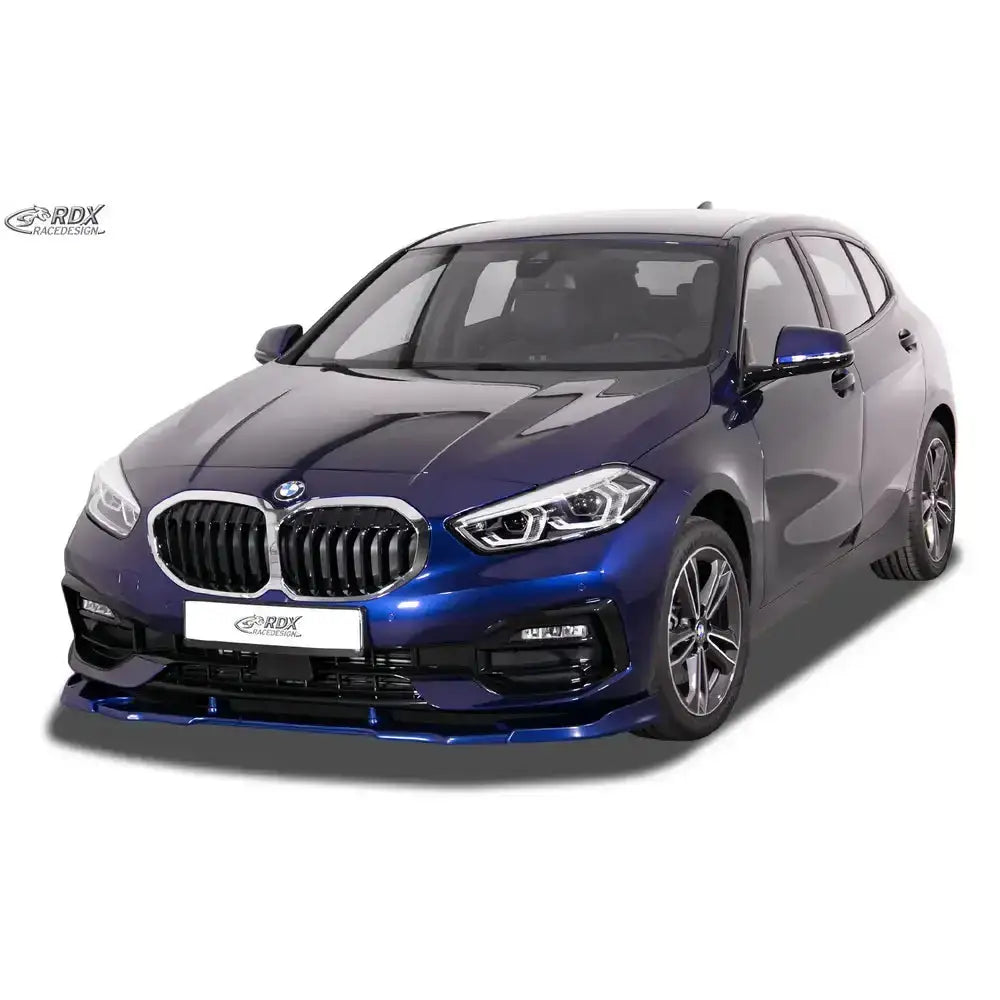 Frontspoiler på BMW 1 F40 19- med markante frontlykter og krom grill mot hvit bakgrunn.