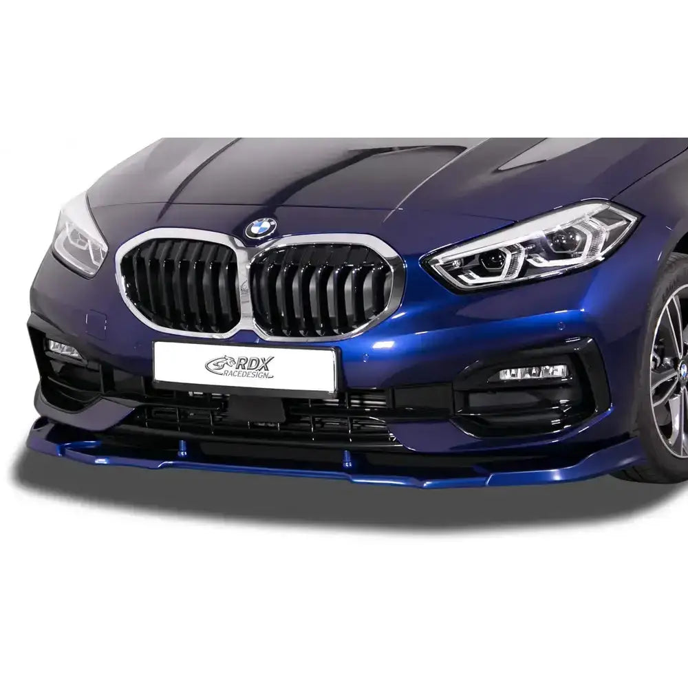 Frontleppe BMW 1 F40 i blått med kromgrill og LED-lykter sett rett forfra og litt ovenfra.