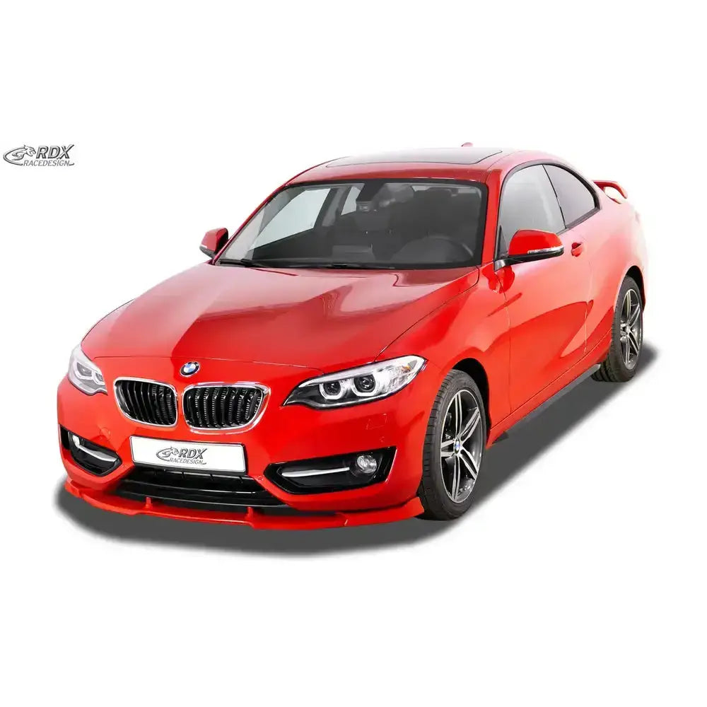 Frontspoiler på rød BMW 2 F22 med sorte detaljer og mørke felger, avbildet mot hvit bakgrunn.